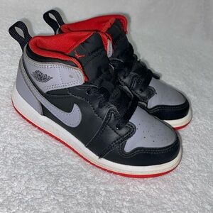Jordan 1 Mid Sneakers DQ8425-006 Black/Cement Grey/Fire Red kids size 9c